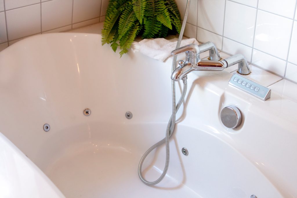 20 Pros of Whirlpool &#038; Jetted Bathtubs